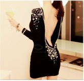 vestido preto com perolas e decote nas costas